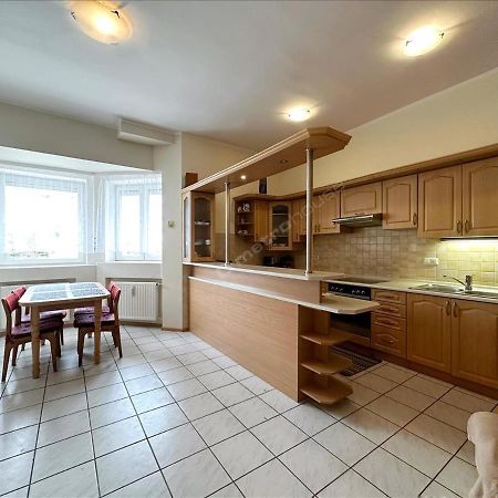 Glos Mew Apartment โควอบเซก ภายนอก รูปภาพ